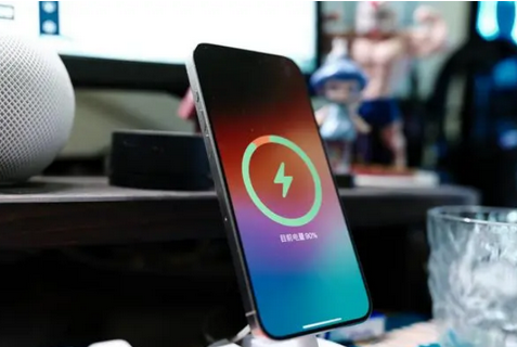 广华办事处苹果15换屏服务分享用什么充电器给iPhone15充电更好 
